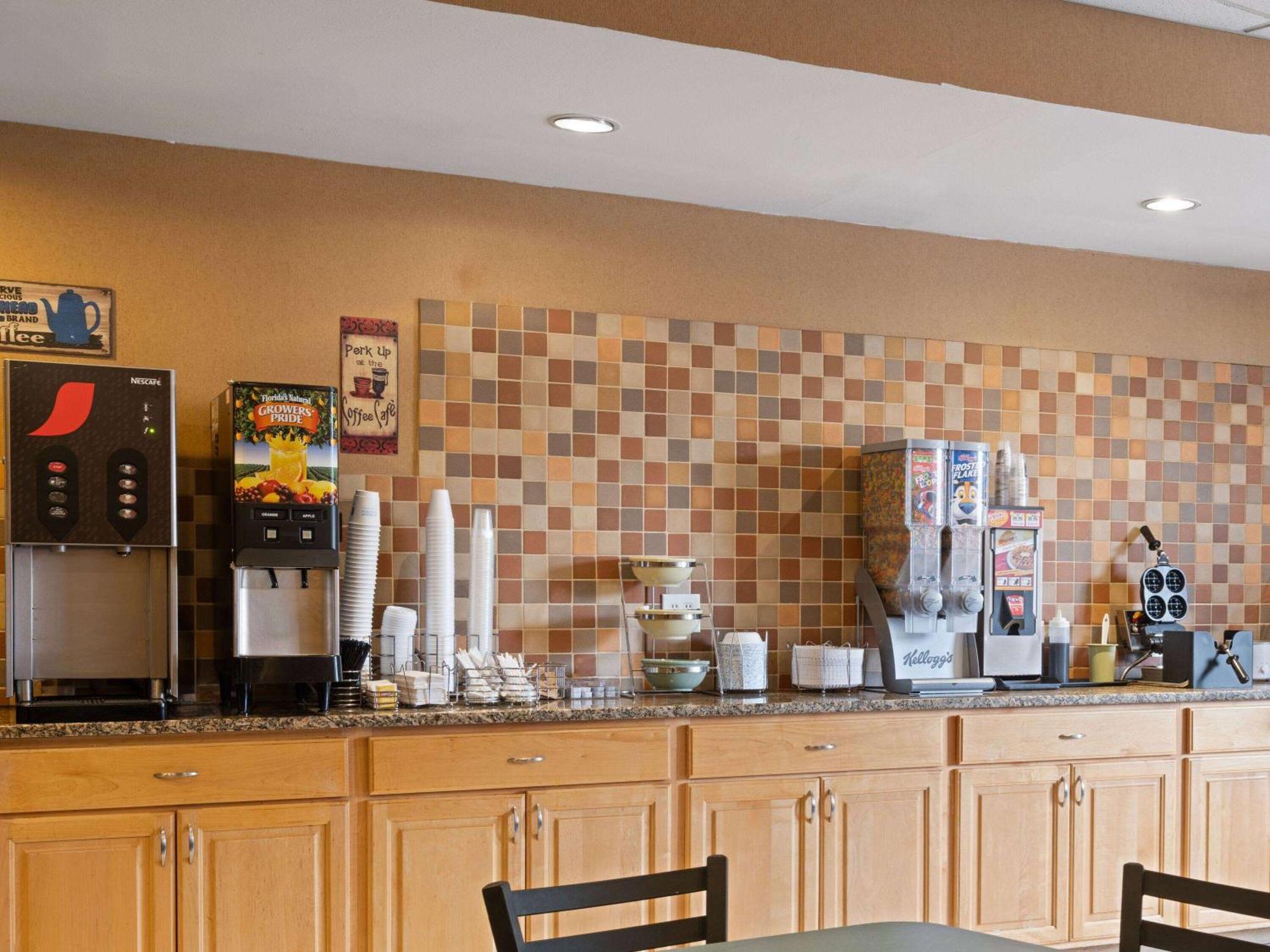Baymont By Wyndham Indianapolis East Hotel Buitenkant foto