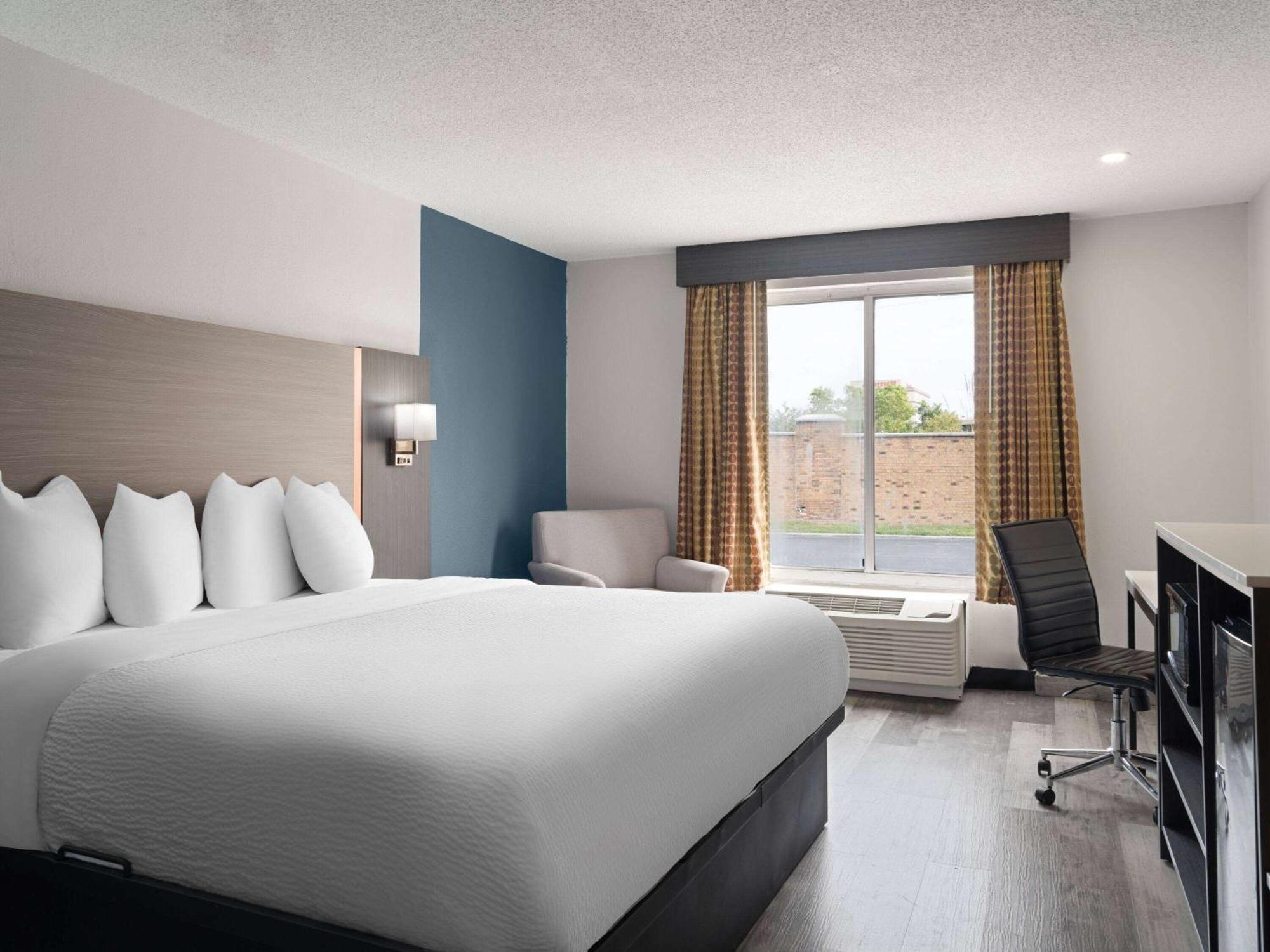 Baymont By Wyndham Indianapolis East Hotel Buitenkant foto