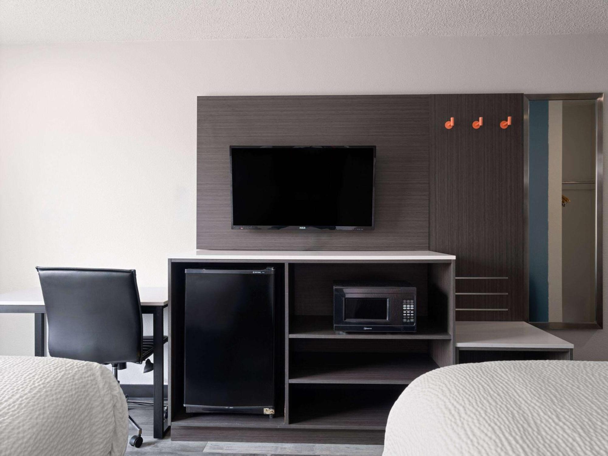 Baymont By Wyndham Indianapolis East Hotel Buitenkant foto