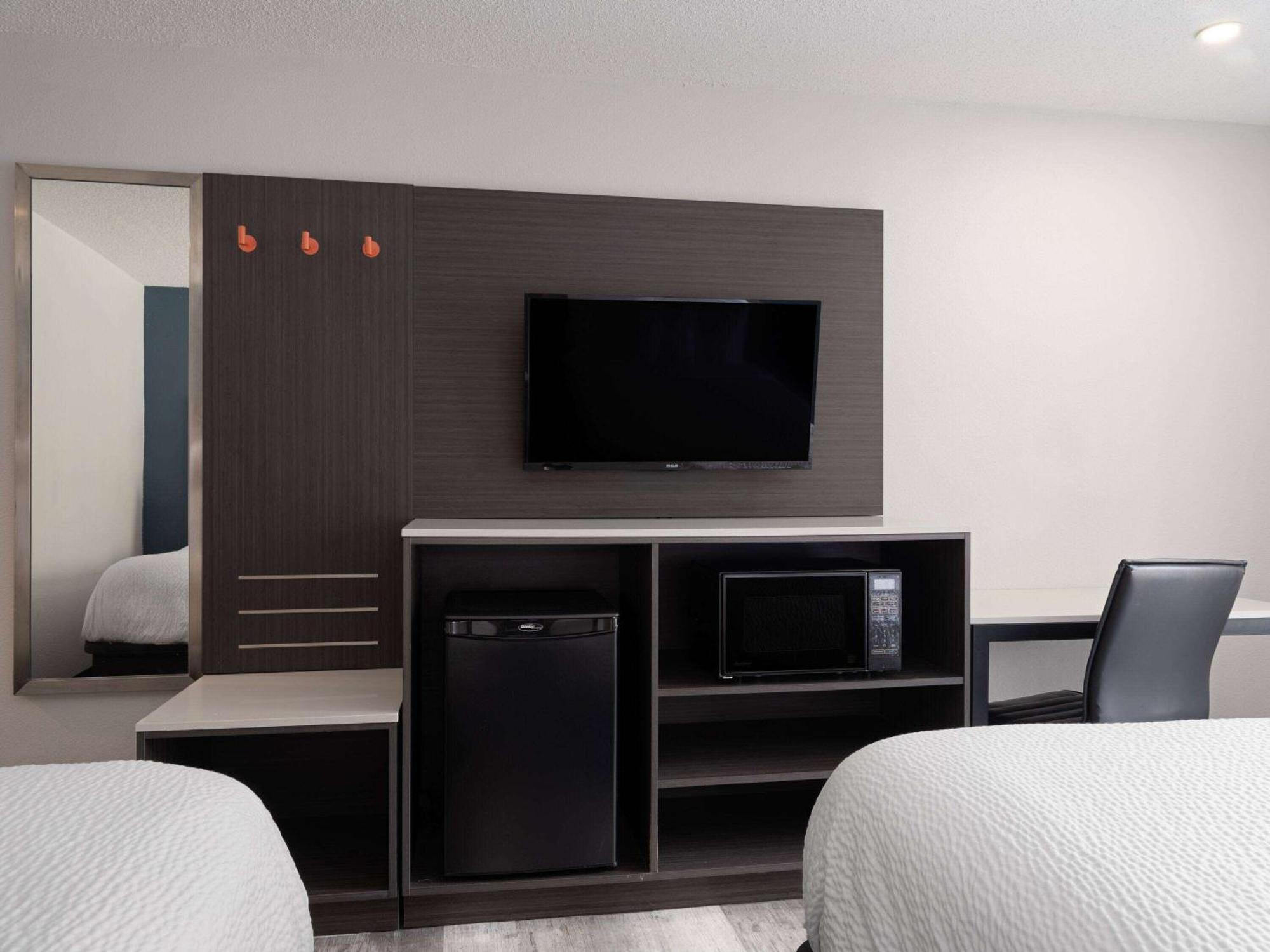 Baymont By Wyndham Indianapolis East Hotel Buitenkant foto