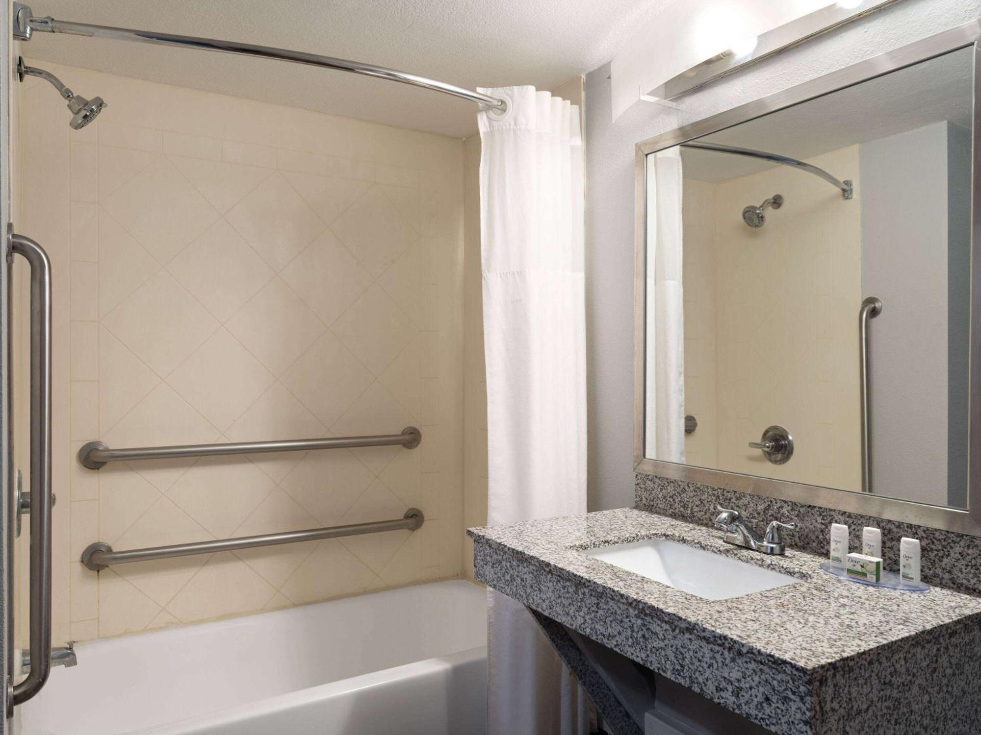 Baymont By Wyndham Indianapolis East Hotel Buitenkant foto