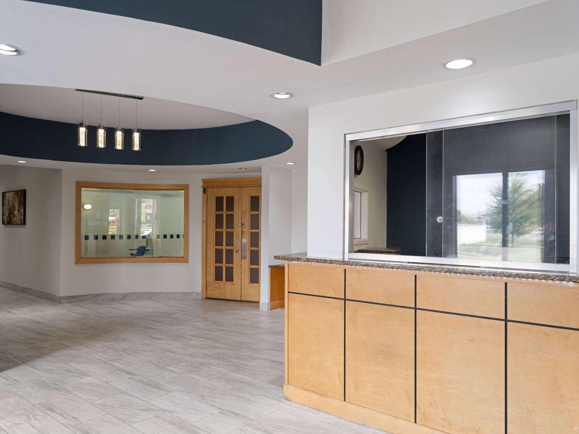 Baymont By Wyndham Indianapolis East Hotel Buitenkant foto